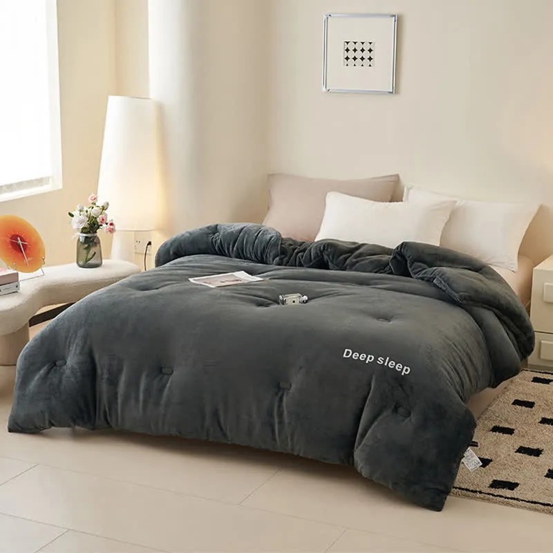 Flauschige, warme Plüschdecke mit Buchstabendruck