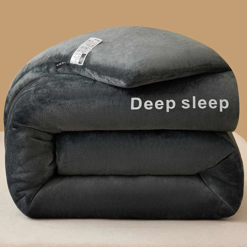 Flauschige, warme Plüschdecke mit Buchstabendruck