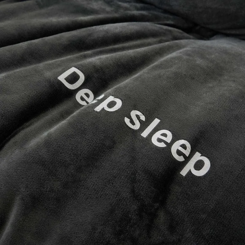 Flauschige, warme Plüschdecke mit Buchstabendruck