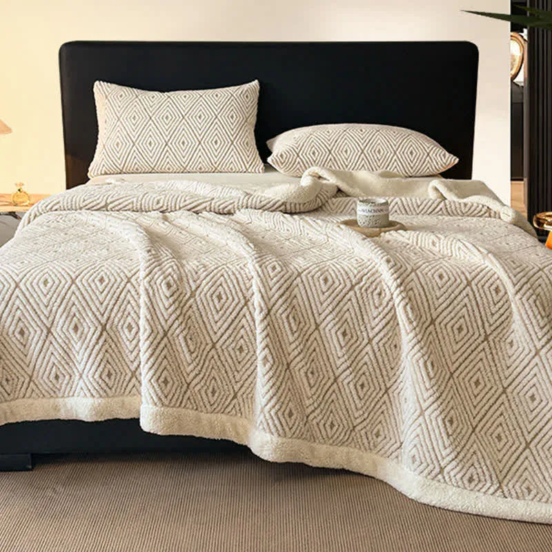 Sherpa-Überwurfdecke mit geometrischem Rautenmuster und Jacquardmuster