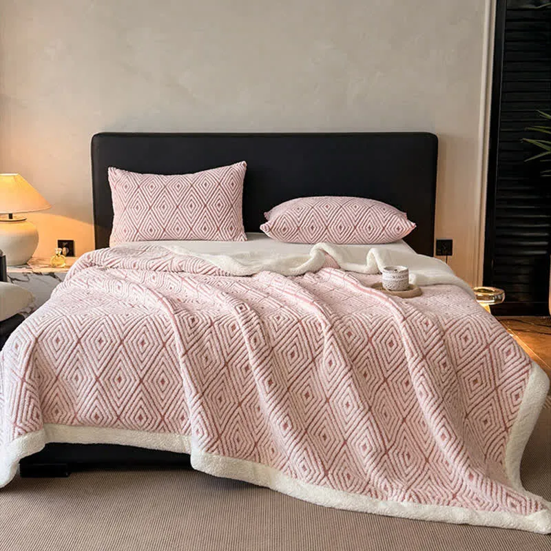 Sherpa-Überwurfdecke mit geometrischem Rautenmuster und Jacquardmuster