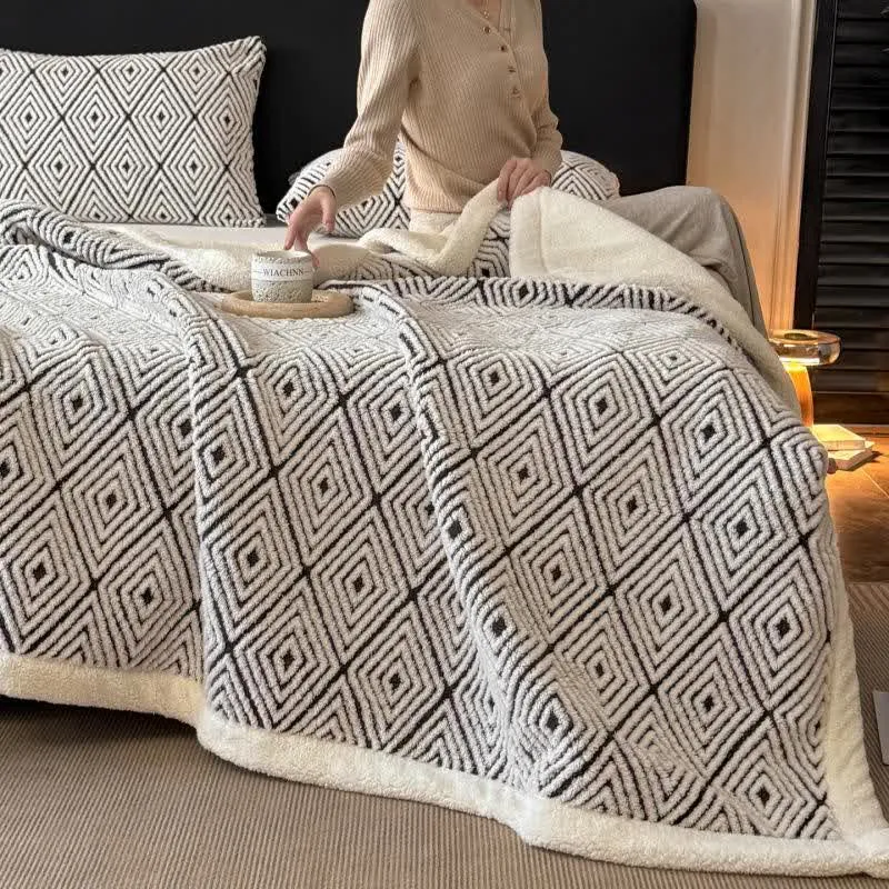 Sherpa-Überwurfdecke mit geometrischem Rautenmuster und Jacquardmuster