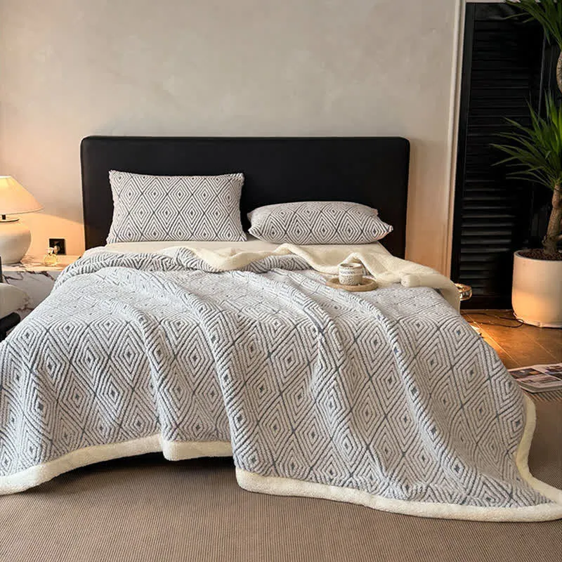 Sherpa-Überwurfdecke mit geometrischem Rautenmuster und Jacquardmuster