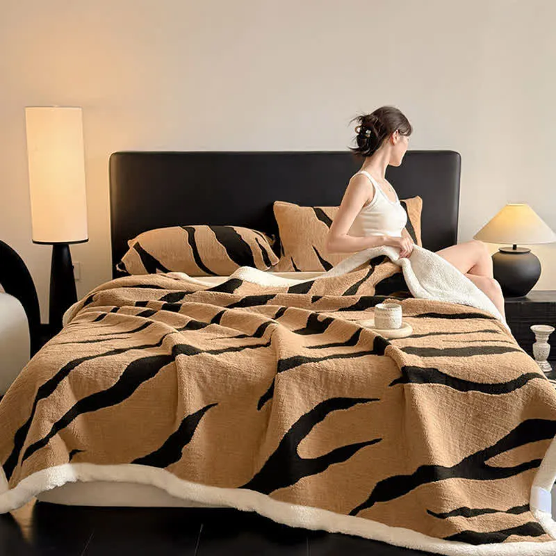Jacquard-Sherpa-Überwurfdecke mit Zebramuster