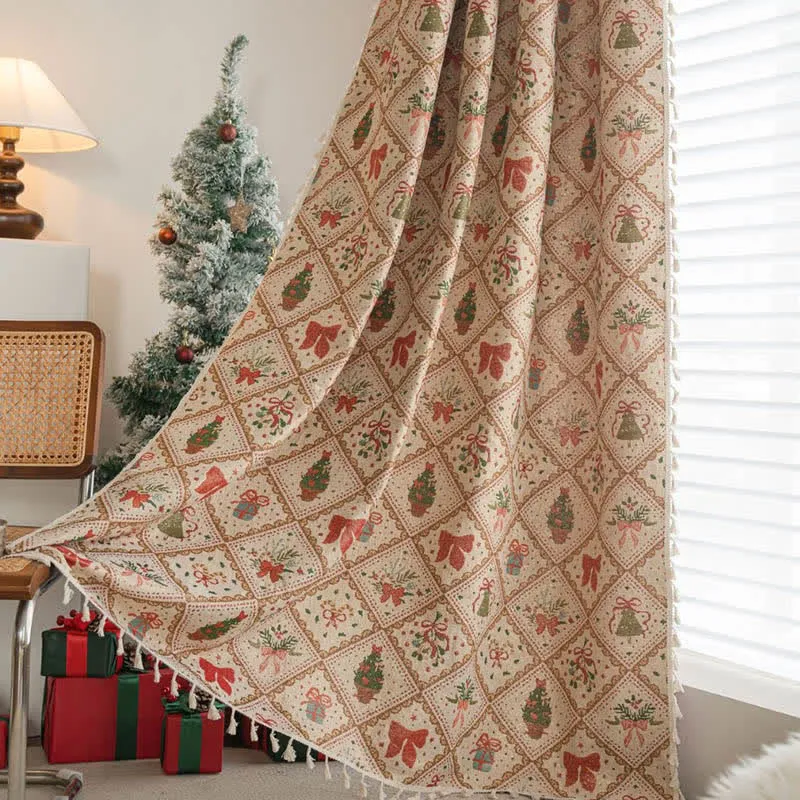 Weihnachtsvorhang mit Weihnachtsbaum- und Schleifenmuster