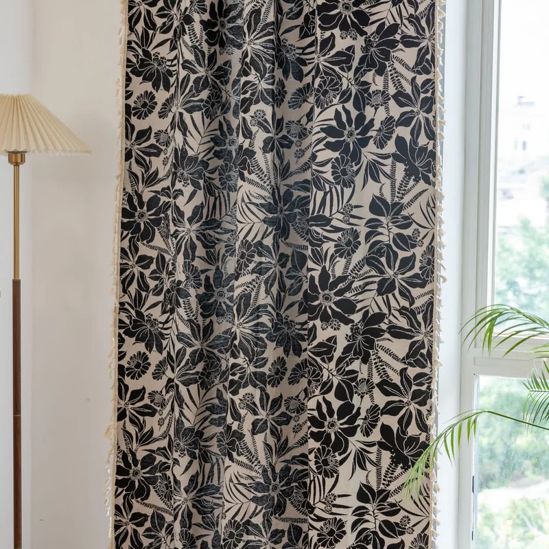 Schwarzer Vintage-Vorhang mit Blumenquaste