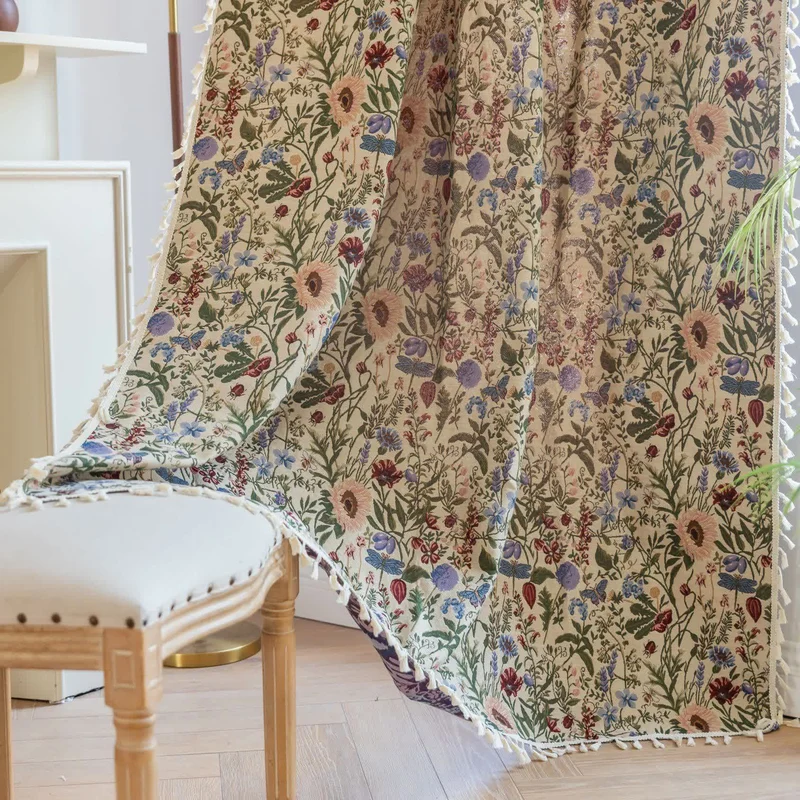 Malerischer Vorhang mit Quasten und Blumenmuster in Dahlie-Optik