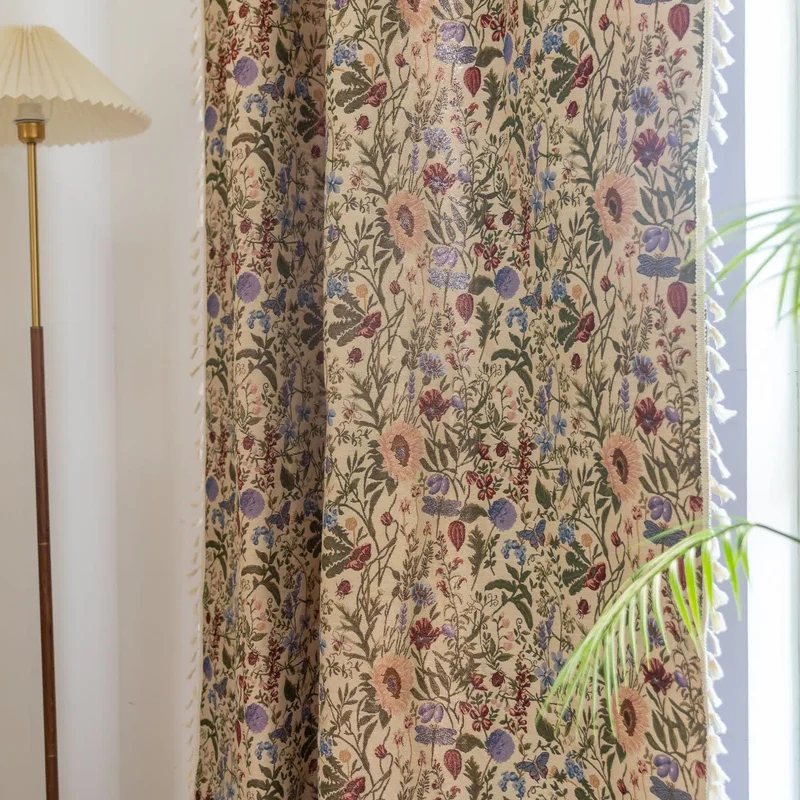 Malerischer Vorhang mit Quasten und Blumenmuster in Dahlie-Optik