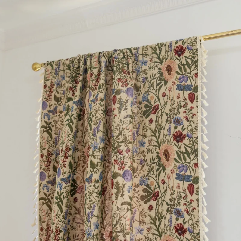 Malerischer Vorhang mit Quasten und Blumenmuster in Dahlie-Optik