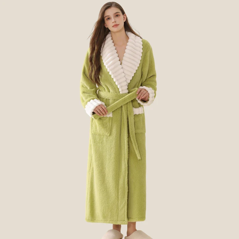 Langer Plüsch-Fleece-Bademantel mit Taschen