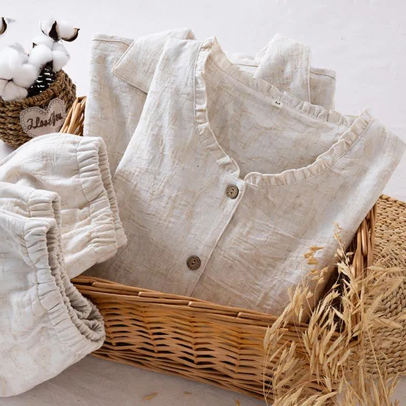 Passendes minimalistisches Loungewear-Set aus Baumwollleinen