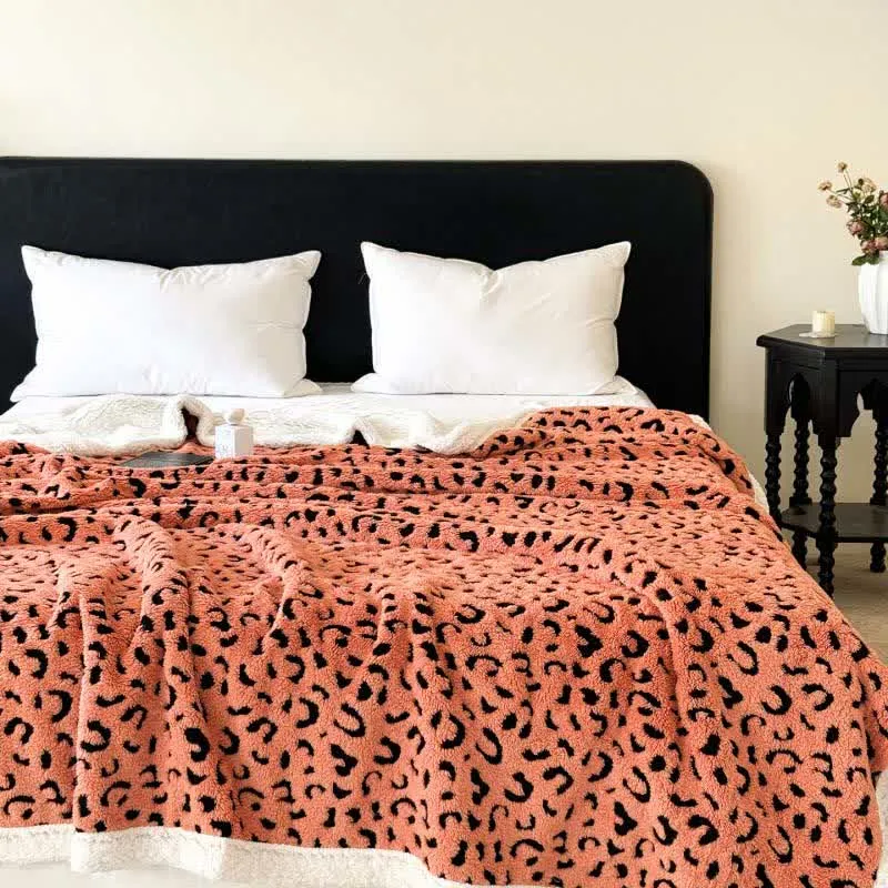 Sherpa-Überwurfdecke mit Leopardenmuster und Jacquardmuster