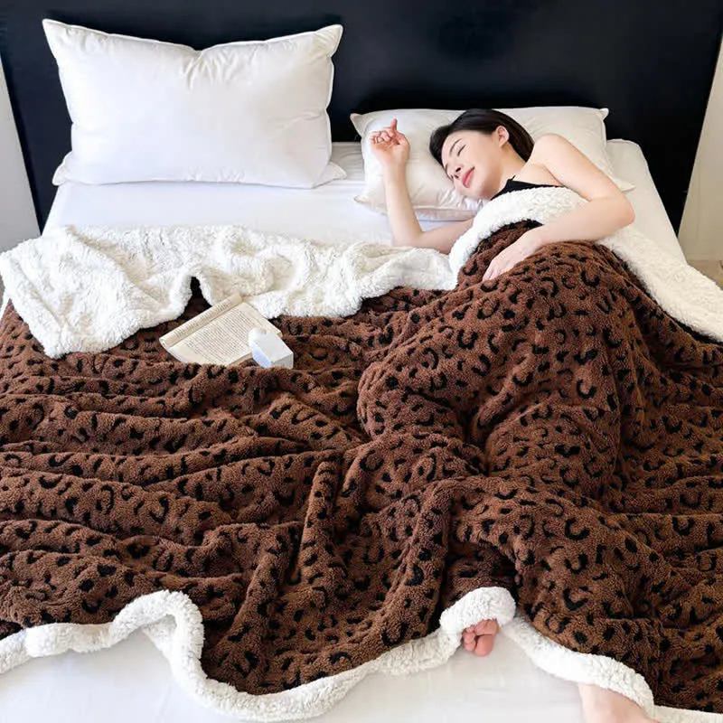 Sherpa-Überwurfdecke mit Leopardenmuster und Jacquardmuster