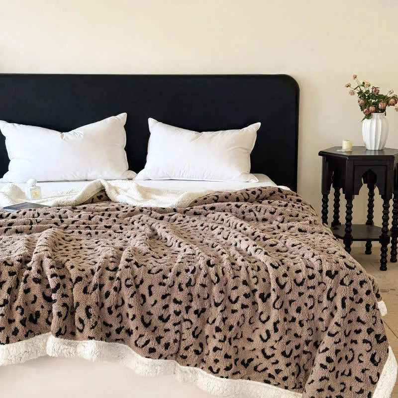 Sherpa-Überwurfdecke mit Leopardenmuster und Jacquardmuster