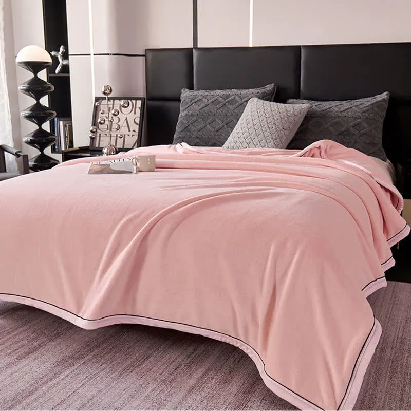 Einfarbige Decke im minimalistischen Stil