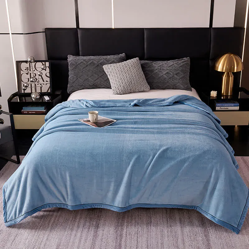 Einfarbige Decke im minimalistischen Stil