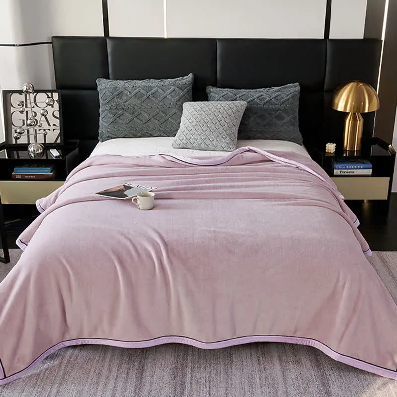 Einfarbige Decke im minimalistischen Stil