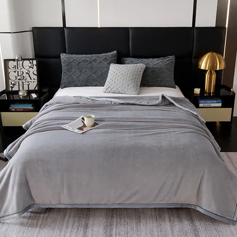 Einfarbige Decke im minimalistischen Stil