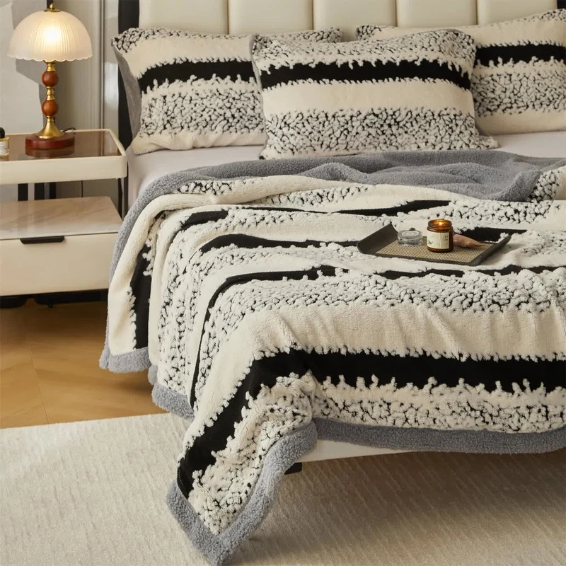 Doppellagige Sherpa-Decke mit Streifenmuster