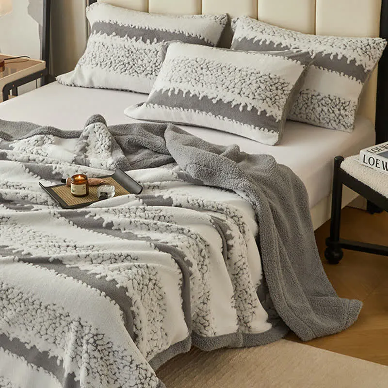 Doppellagige Sherpa-Decke mit Streifenmuster