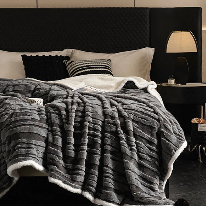 Strukturierte gestreifte Jacquard-Überwurfdecke