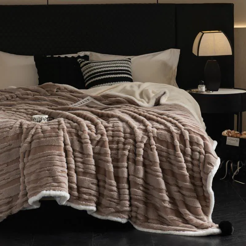 Strukturierte gestreifte Jacquard-Überwurfdecke