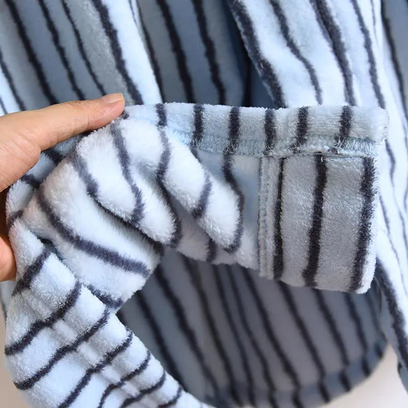 Einfacher, gestreifter, warmer Flanell-Bademantel