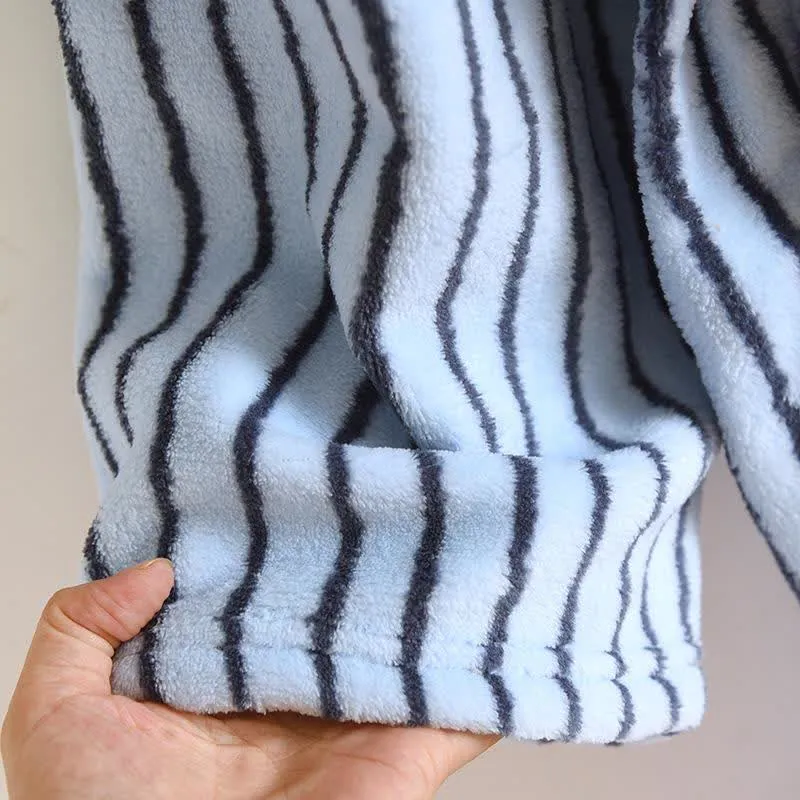 Einfacher, gestreifter, warmer Flanell-Bademantel