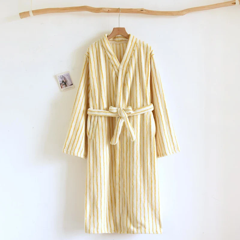 Einfacher, gestreifter, warmer Flanell-Bademantel