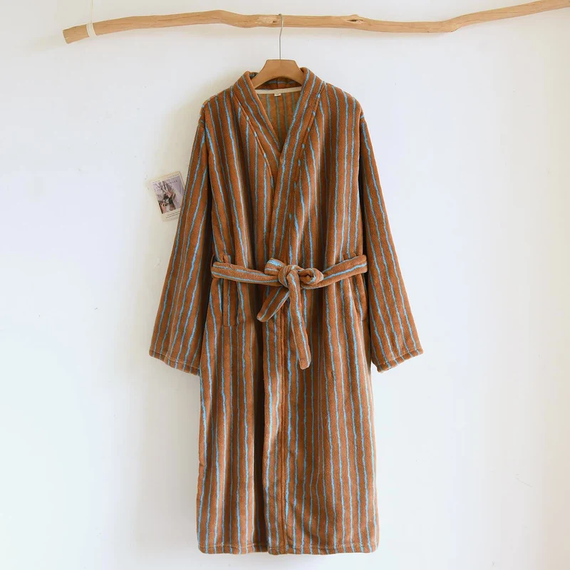 Einfacher, gestreifter, warmer Flanell-Bademantel