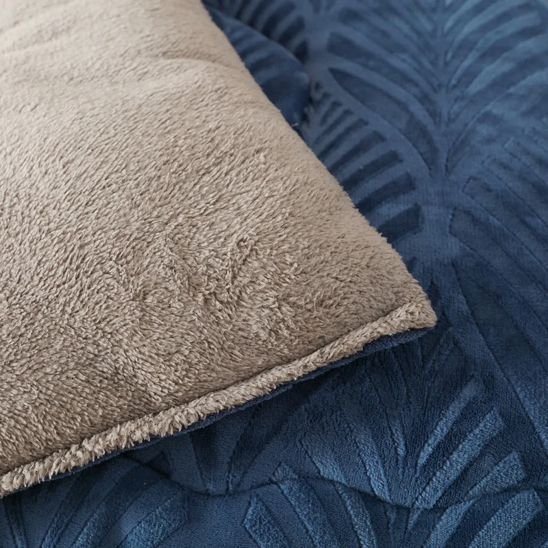 Luxuriöse Überwurfdecke aus geprägtem Fleece