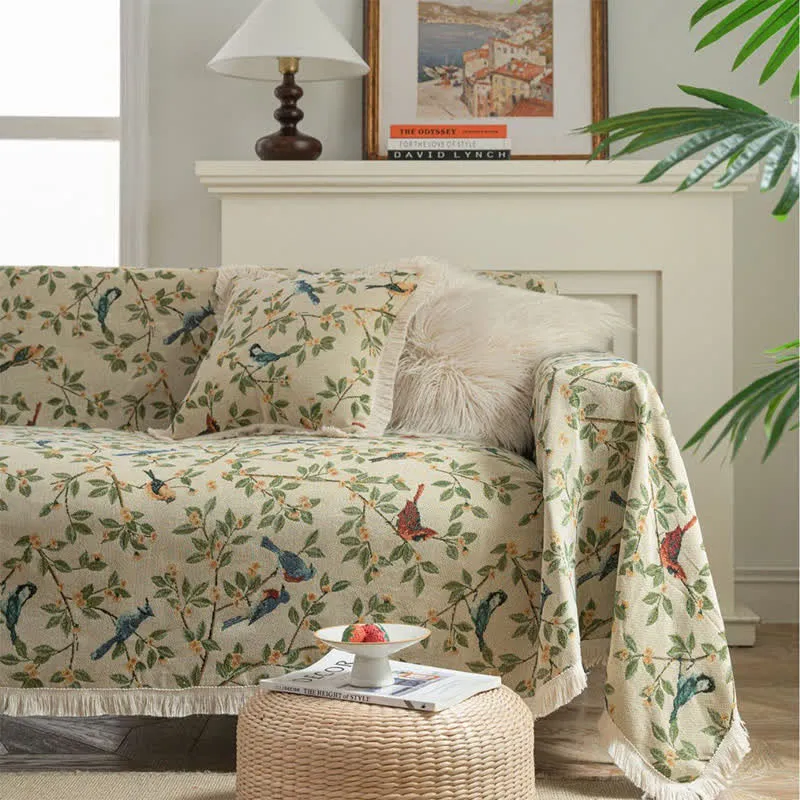 Weicher Sofaschoner mit Quasten und Blumen- und Vogelmotiv