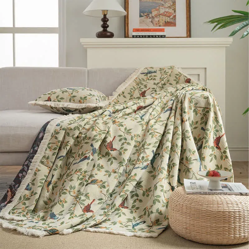 Weicher Sofaschoner mit Quasten und Blumen- und Vogelmotiv
