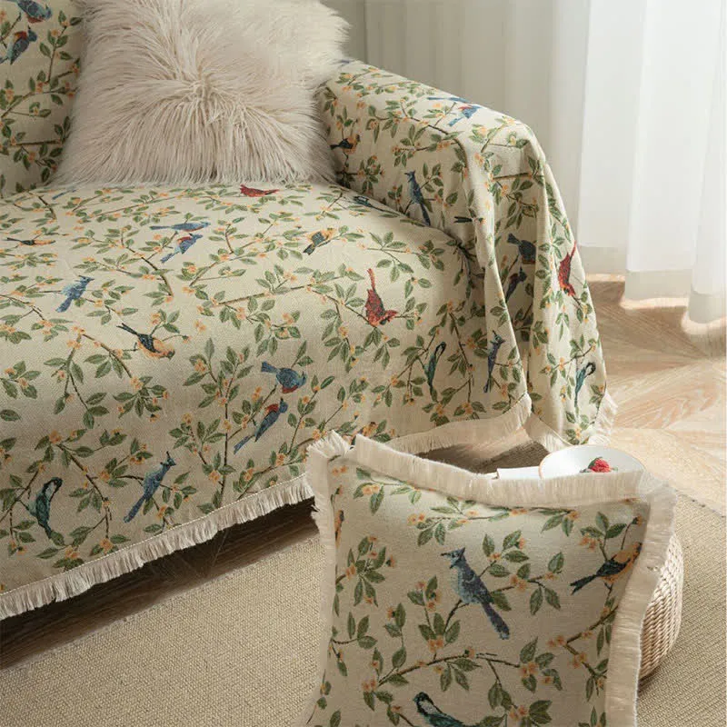 Weicher Sofaschoner mit Quasten und Blumen- und Vogelmotiv