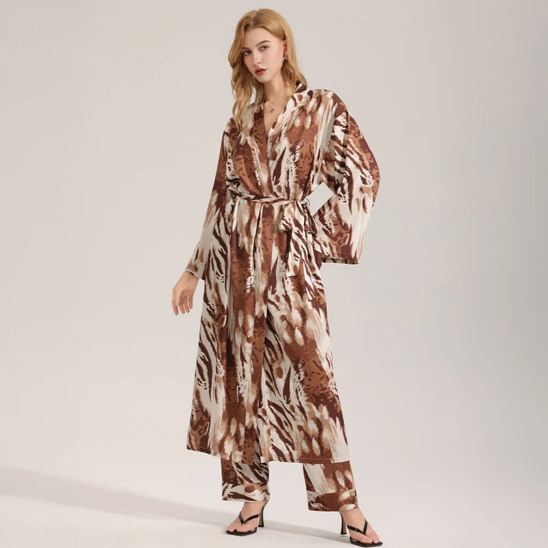 Moderner Kimono-Bademantel mit Leopardenmuster