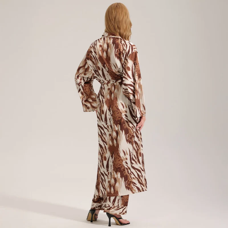 Moderner Kimono-Bademantel mit Leopardenmuster