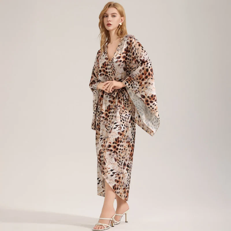 Künstlerischer Kimono-Bademantel in Braun mit Leopardenmuster