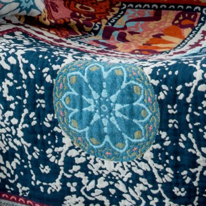 Wendbare Boho-Baumwolldecke mit blauem Blumenmuster und Quasten