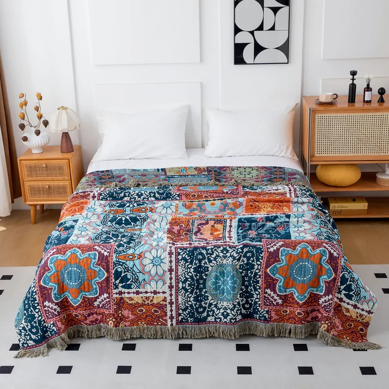 Boho-Steppdecke aus Baumwolle mit Wendequasten und blauen Blumen