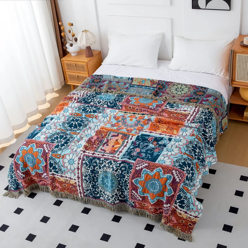 Boho-Steppdecke aus Baumwolle mit Wendequasten und blauen Blumen