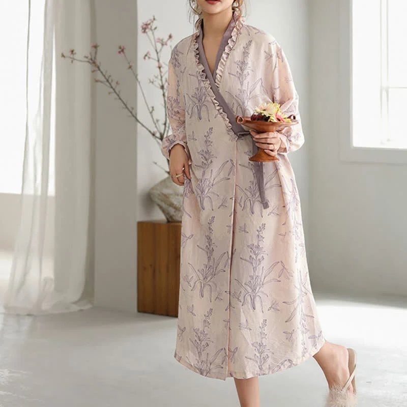 Lilafarbener Kimono-Bademantel mit floralem Rüschenbesatz