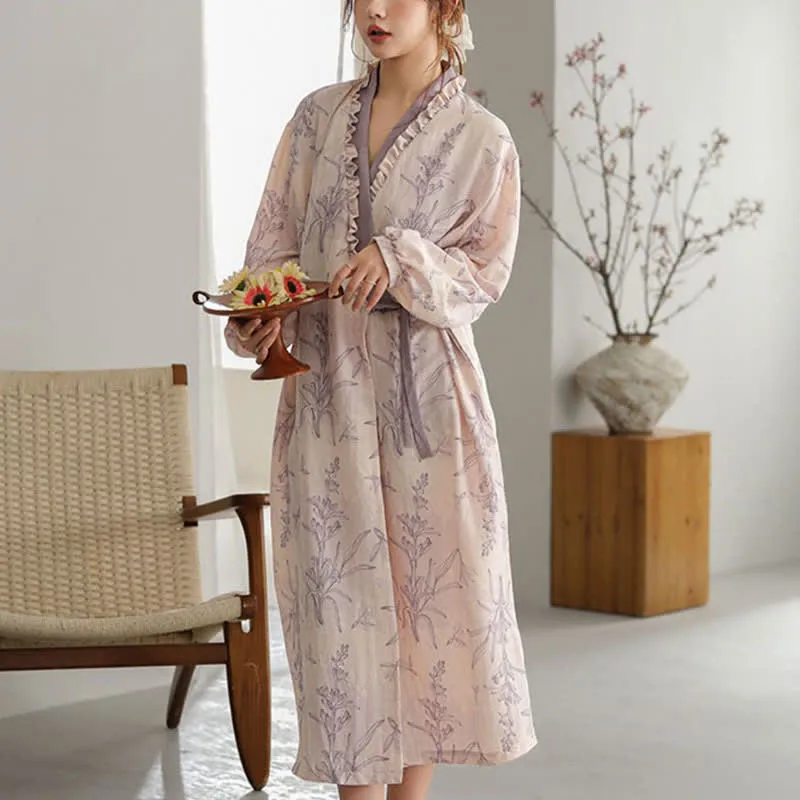 Lilafarbener Kimono-Bademantel mit floralem Rüschenbesatz