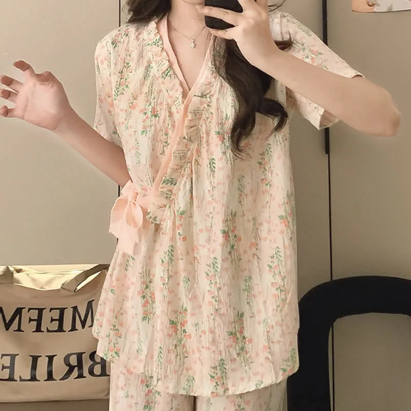 Kimono-Nachtwäscheset mit Blumen- und Blattmuster und Rüschen