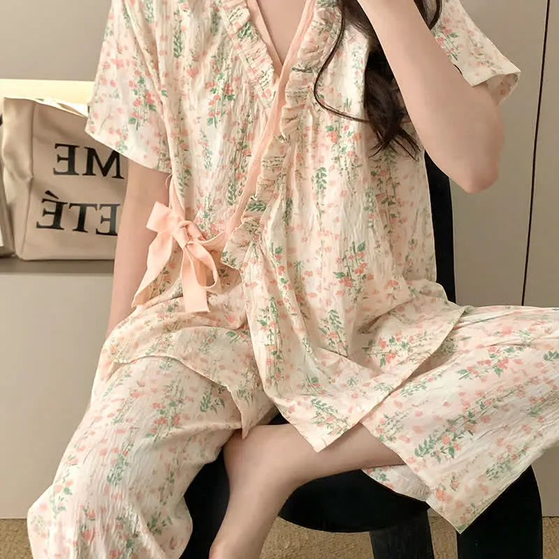 Kimono-Nachtwäscheset mit Blumen- und Blattmuster und Rüschen