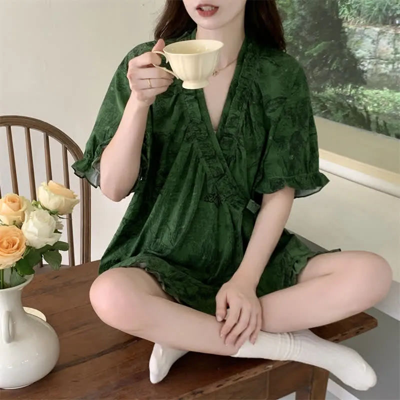 Stilvolles Pyjama-Set mit Rüschenärmeln und botanischem Muster