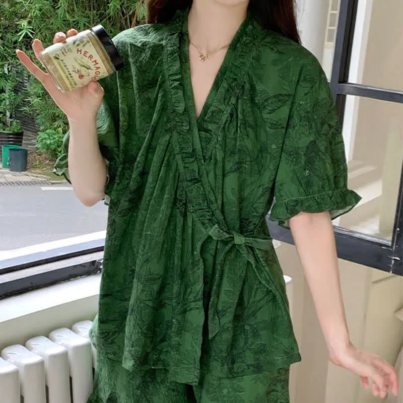 Stilvolles Pyjama-Set mit Rüschenärmeln und botanischem Muster