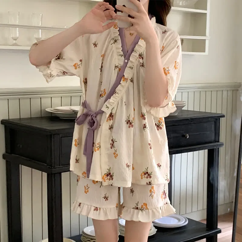 Pyjama-Set mit Blumenmuster und Rüschenärmeln