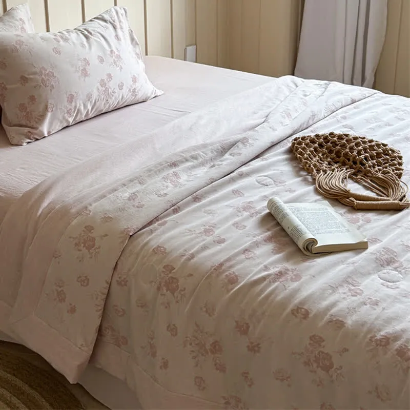 Elegante Sommersteppdecke aus garngefärbtem Jacquard-Baumwolle in Rosenoptik