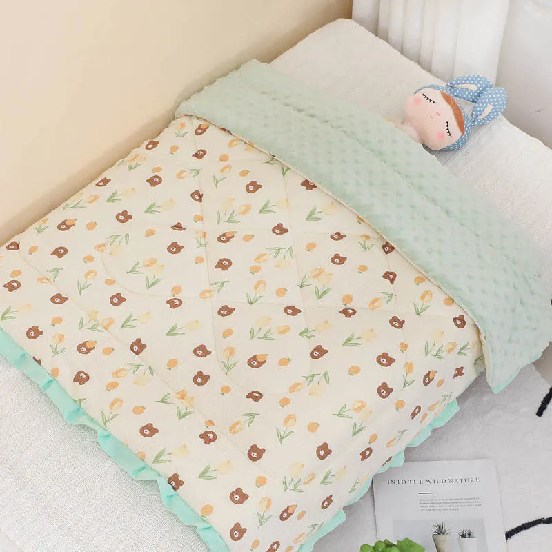 Schöne Babydecke mit Tulpenbär-Motiv