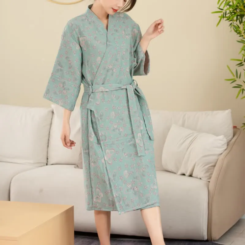 Bademantel aus doppellagiger Gaze aus garngefärbtem Jacquard mit Blumen- und Schmetterlingsmotiv